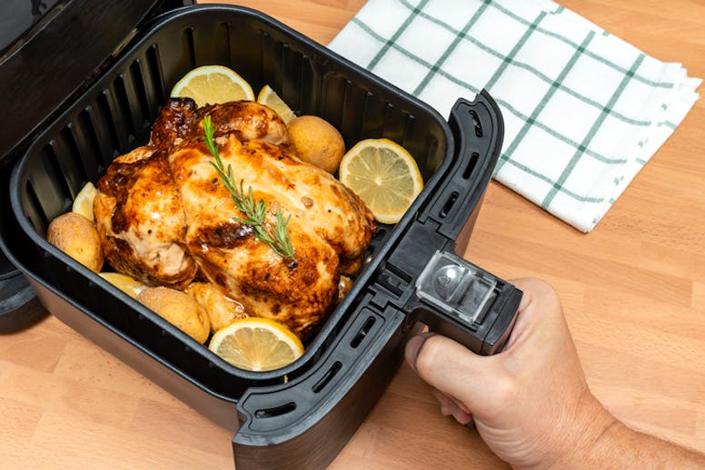 Vad är en varmluftsfritös och hur fungerar de? Här i vår airfryer-guide går vi igenom allt du behöver veta om varmluftsfritöser, som även kallas för airfryers. Läs mer här!