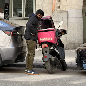 Foodora bud lastar matleverans på moped i stadsmiljö