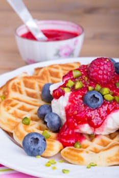 Våffla med grädde, sylt och bär - bästa våffeljärn, bäst våffeljärn, dubbla våffeljärn, bra våffeljärn dubbelt bäst i test