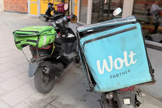 matleverans i Stockholm med Wolt, Foodora och Uber Eats bud på moped