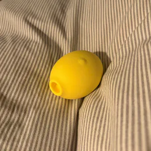 ROMP Lemon Crush lufttrycksvibrator med kompakt och lättplacerat munstycke