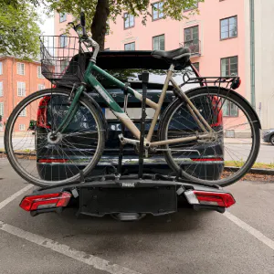 Thule Epos ParkSecure cykelhållare för dragkrok med två cyklar monterade bakifrån