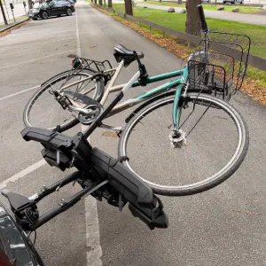 Thule Epos ParkSecure med tiltfunktion som ger åtkomst till bagageutrymmet utan att cyklarna behöver lastas av