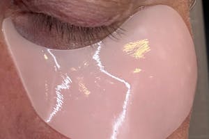 XLASH Awakening Eye Gels applicerade under ögat under praktiskt test, hydrogel eye patches med svalkande effekt