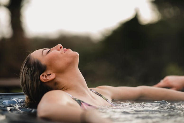 billiga spabad utomhus, utespa test, uppblåsbart spa bäst i test, prisvärt spabad ute, bubbelpool ute, utespa uppblåsbar, uppblåsbar jacuzzi bäst i test, litet spabad